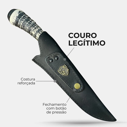 Bainha preta de couro legítimo da faca Tatu, com costura reforçada, emblema Doma Crioula e botão de pressão