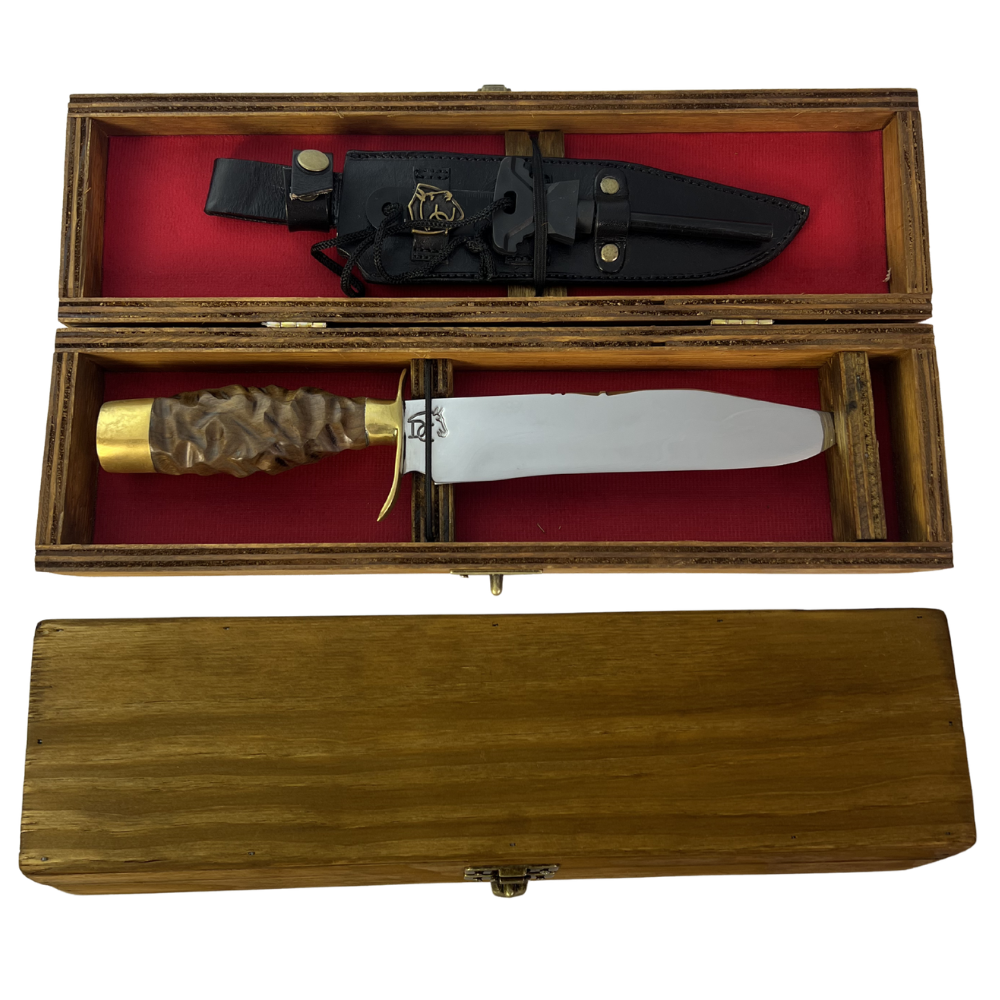 Faca Tática 8" Aço Inox 420C - Cabo Madeira Esculpida - Detalhes Latão Dourado - Caixinha Madeira Vermelha - Personalização Laser Grátis