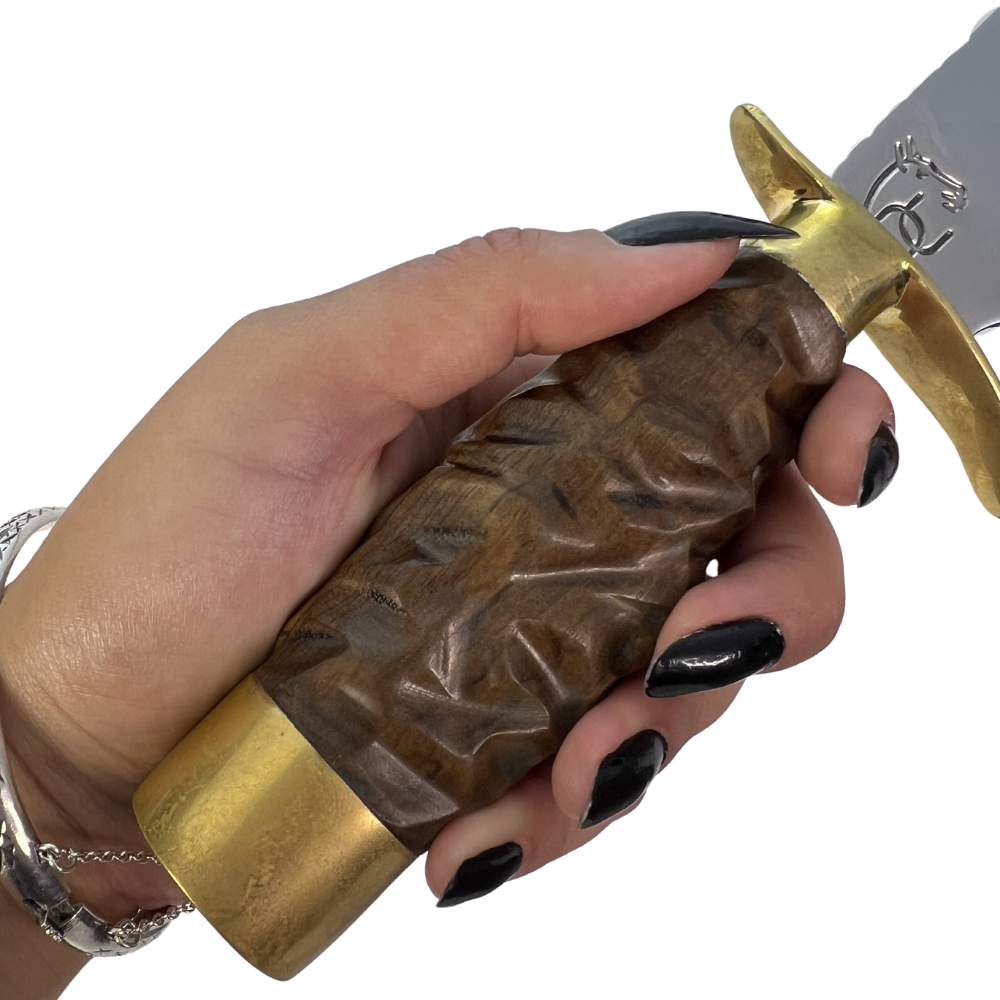 Faca Tática 8" Aço Inox 420C - Cabo Madeira Esculpida - Detalhes Latão Dourado - Caixinha Madeira Vermelha - Personalização Laser Grátis