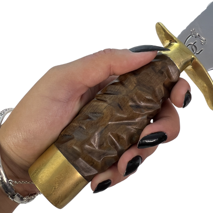 Faca Tática 8" Aço Inox 420C - Cabo Madeira Esculpida - Detalhes Latão Dourado - Caixinha Madeira Vermelha - Personalização Laser Grátis