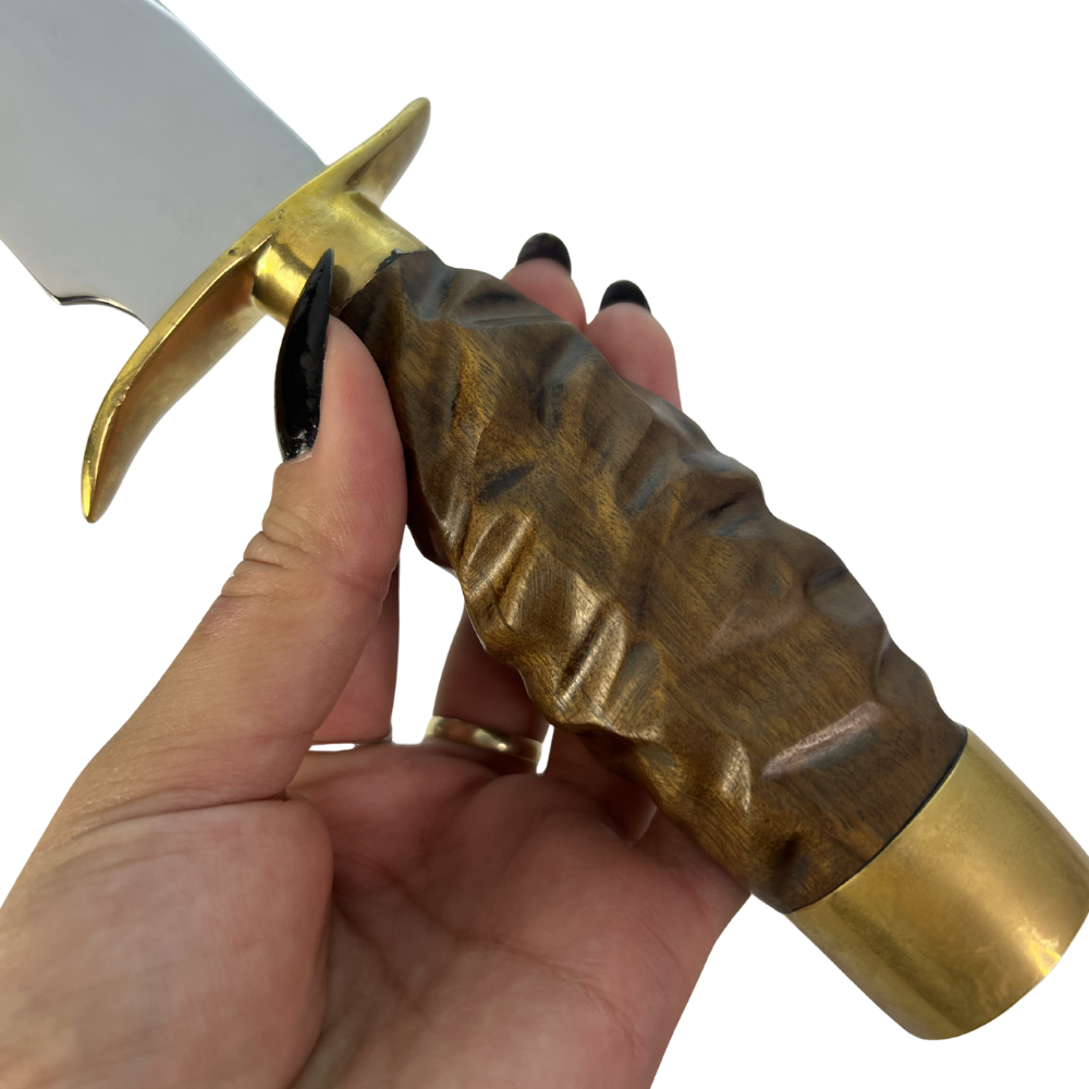 Faca Tática 8" Aço Inox 420C - Cabo Madeira Esculpida - Detalhes Latão Dourado - Caixinha Madeira Vermelha - Personalização Laser Grátis