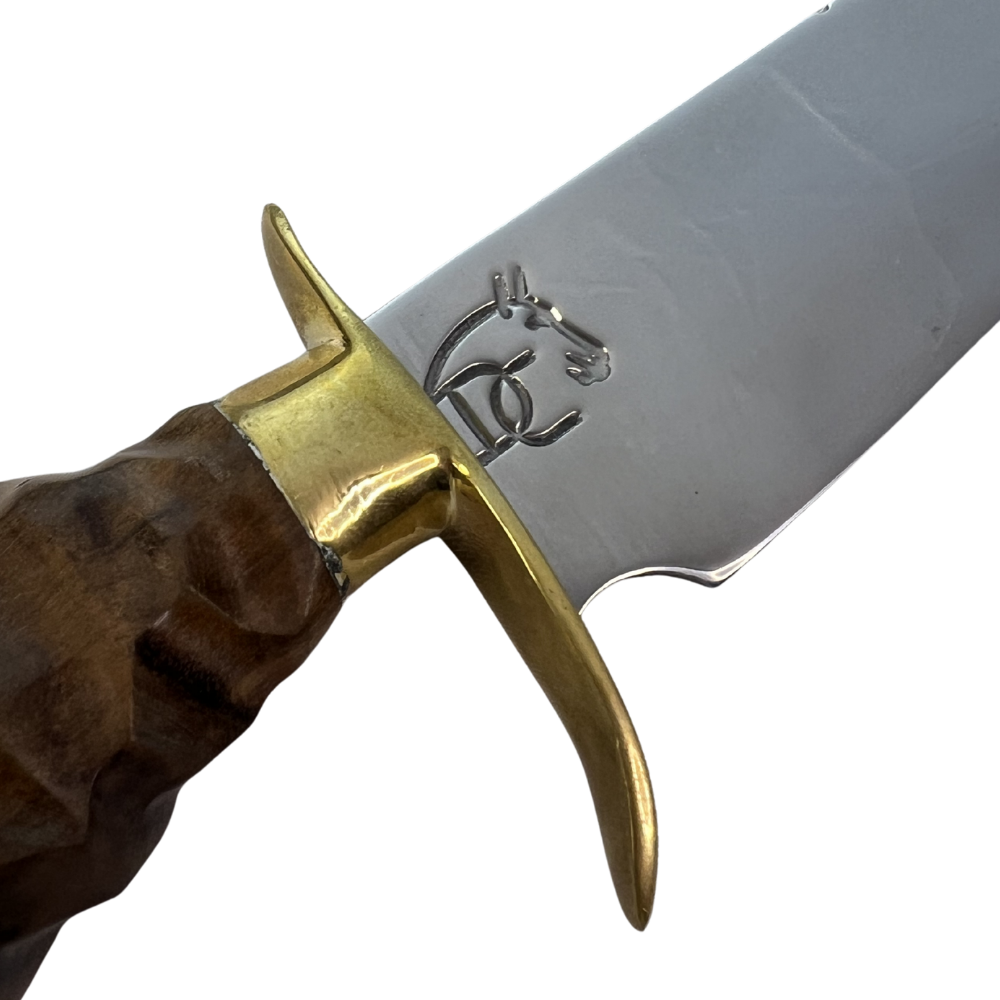 Faca Tática 8" Aço Inox 420C - Cabo Madeira Esculpida - Detalhes Latão Dourado - Caixinha Madeira Vermelha - Personalização Laser Grátis