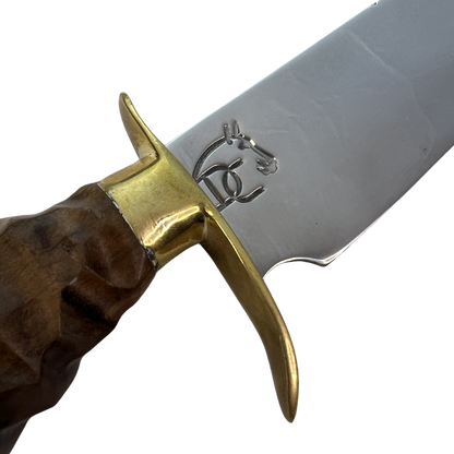 Faca Tática 8" Aço Inox 420C - Cabo Madeira Esculpida - Detalhes Latão Dourado - Caixinha Madeira Vermelha - Personalização Laser Grátis