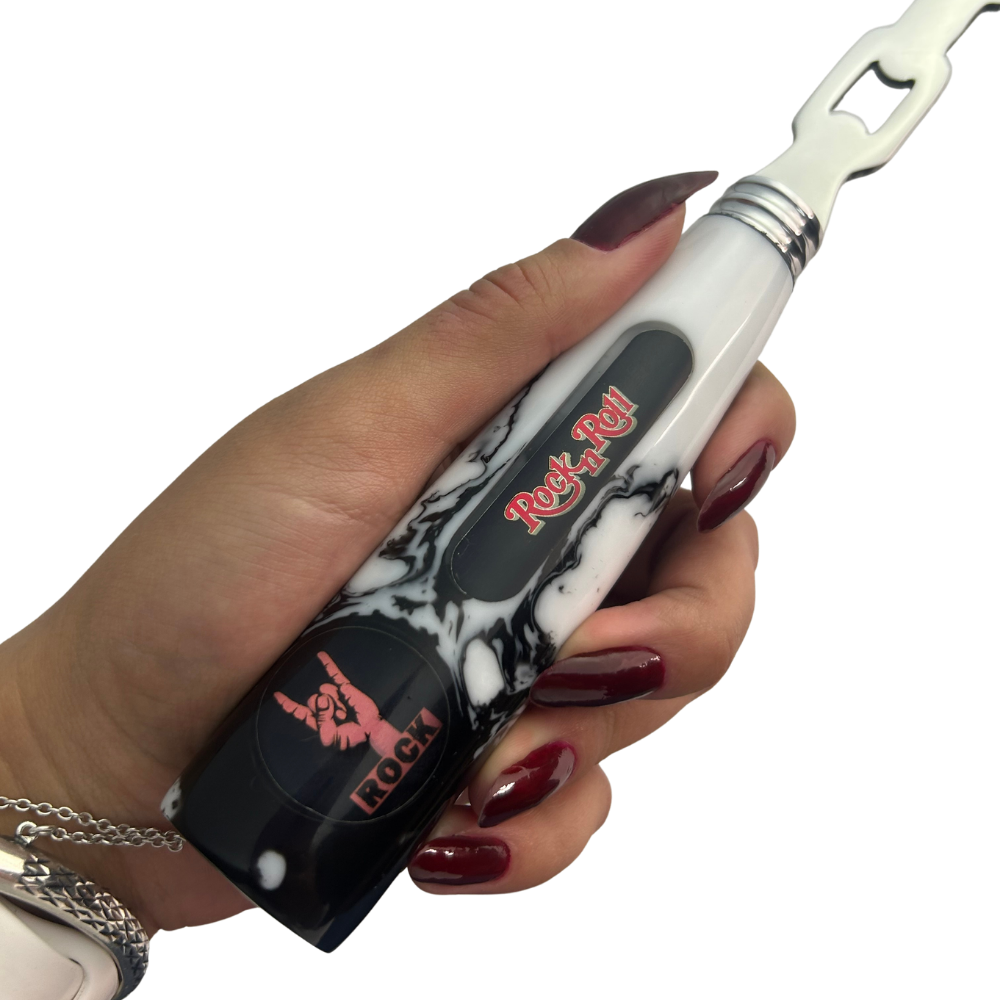 Garfo Artesanal Rock 'n' Roll - Aço Inox com Design Vazado - Cabo em Resina Marmorizada - Coleção Rock Legends