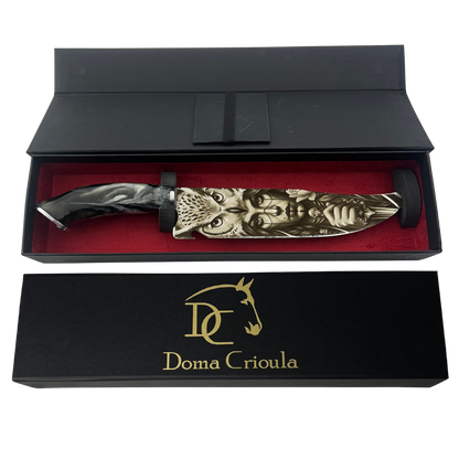 Faca de Churrasco 8 Polegadas Personalizada a Laser - Cabo Resina com Ferradura - 33cm | Doma Crioula Cutelaria Artesanal
