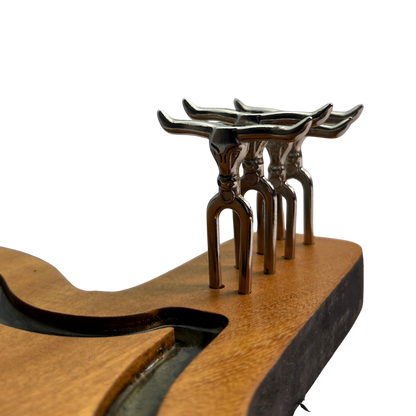 Tábua de Corte Artesanal Guitarra Iron Maiden - Madeira Nobre com Suporte Garfos - Coleção Rock Legends