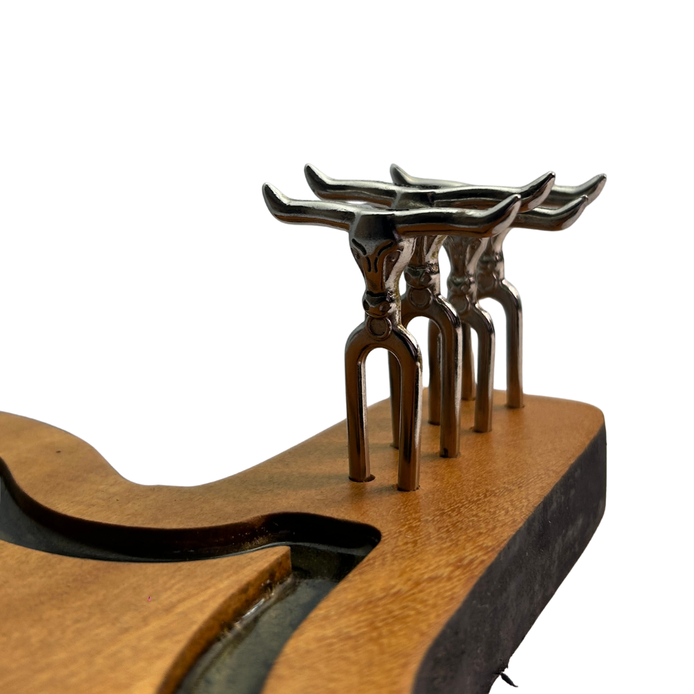 Tábua de Corte Artesanal Guitarra Black Sabbath - Madeira Nobre com Suporte Garfos - Coleção Rock Legends