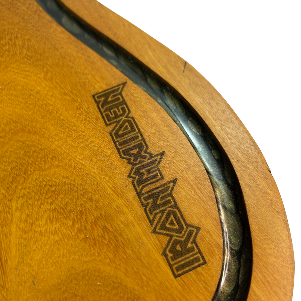 Tábua de Corte Artesanal Guitarra Iron Maiden - Madeira Nobre com Suporte Garfos - Coleção Rock Legends