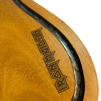 Tábua de Corte Artesanal Guitarra Iron Maiden - Madeira Nobre com Suporte Garfos - Coleção Rock Legends