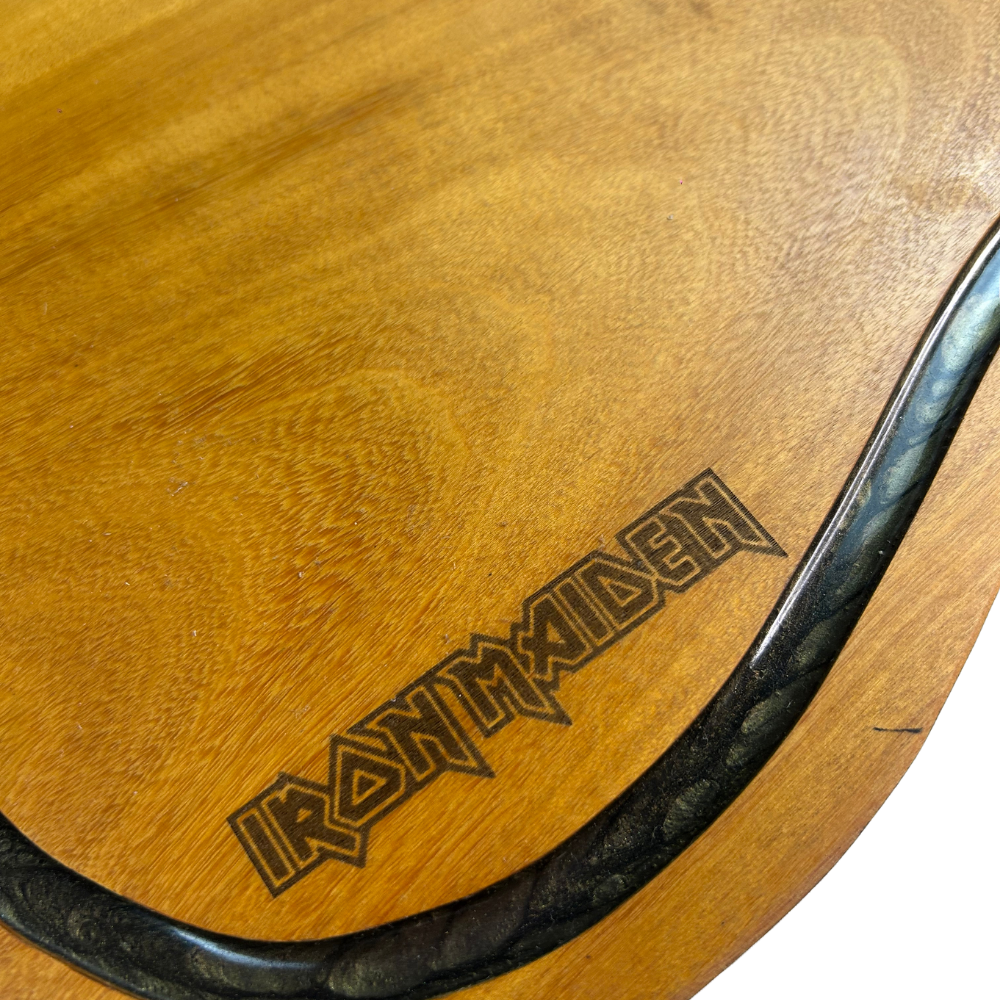 Tábua de Corte Artesanal Guitarra Iron Maiden - Madeira Nobre com Suporte Garfos - Coleção Rock Legends