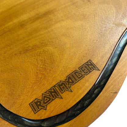 Tábua de Corte Artesanal Guitarra Iron Maiden - Madeira Nobre com Suporte Garfos - Coleção Rock Legends