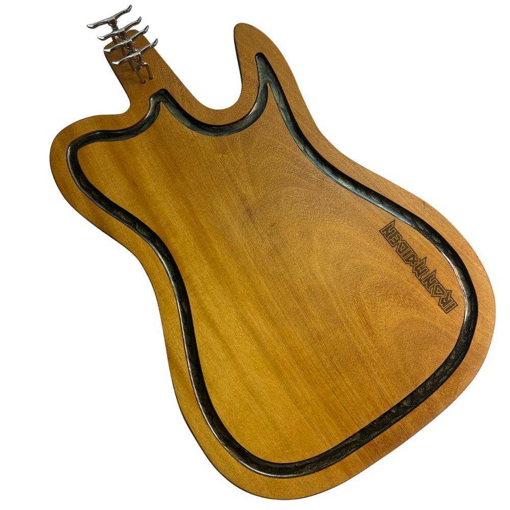 Tábua de Corte Artesanal Guitarra Iron Maiden - Madeira Nobre com Suporte Garfos - Coleção Rock Legends