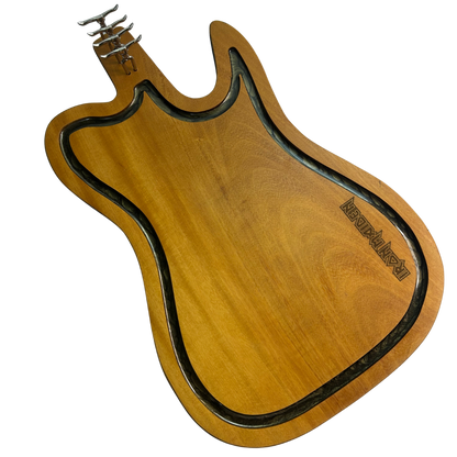 Tábua de Corte Artesanal Guitarra Iron Maiden - Madeira Nobre com Suporte Garfos - Coleção Rock Legends