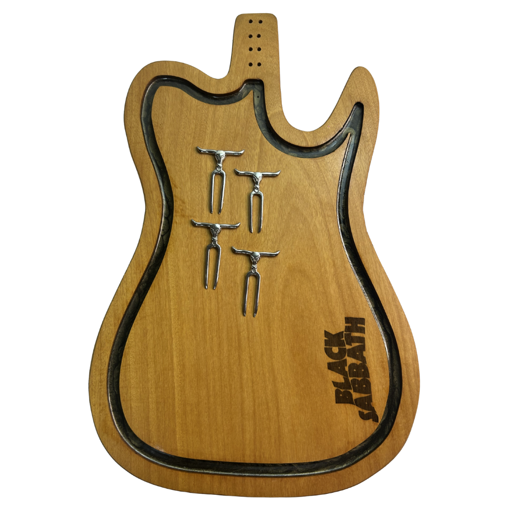 Tábua de Corte Artesanal Guitarra Black Sabbath - Madeira Nobre com Suporte Garfos - Coleção Rock Legends