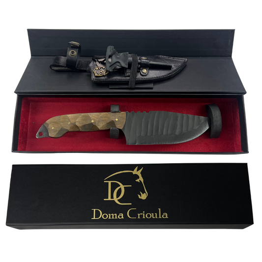 Faca Artesanal Tatica 6" - Aço Carbono - Cabo Madeira - Dorso 4mm - Kit Sobrevivência com Pederneira | Doma Crioula Cutelaria Artesanal