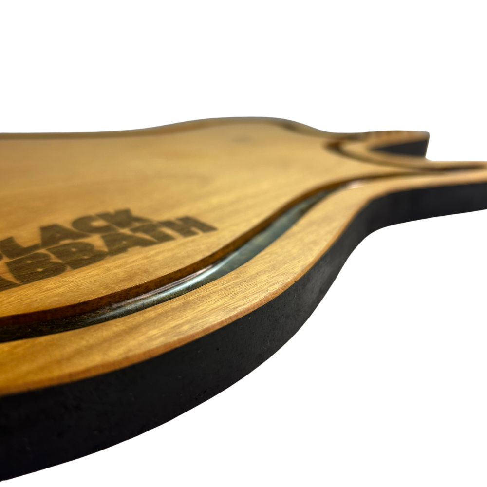 Tábua de Corte Artesanal Guitarra Black Sabbath - Madeira Nobre com Suporte Garfos - Coleção Rock Legends