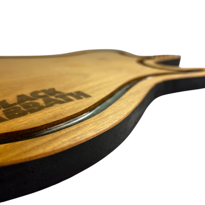 Tábua de Corte Artesanal Guitarra Black Sabbath - Madeira Nobre com Suporte Garfos - Coleção Rock Legends