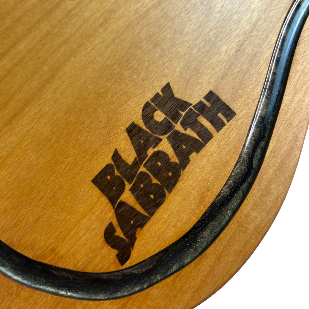 Tábua de Corte Artesanal Guitarra Black Sabbath - Madeira Nobre com Suporte Garfos - Coleção Rock Legends