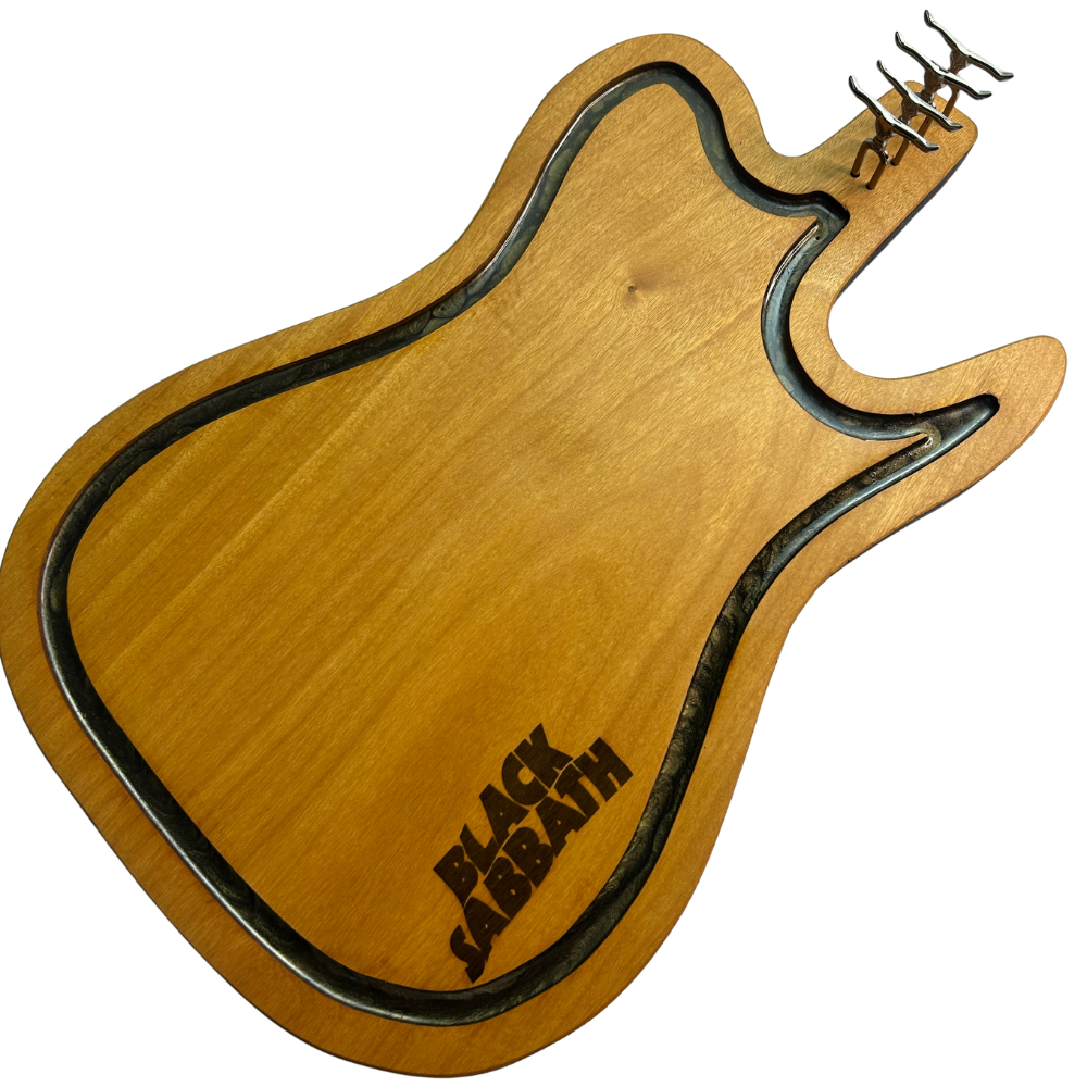 Tábua de Corte Artesanal Guitarra Black Sabbath - Madeira Nobre com Suporte Garfos - Coleção Rock Legends
