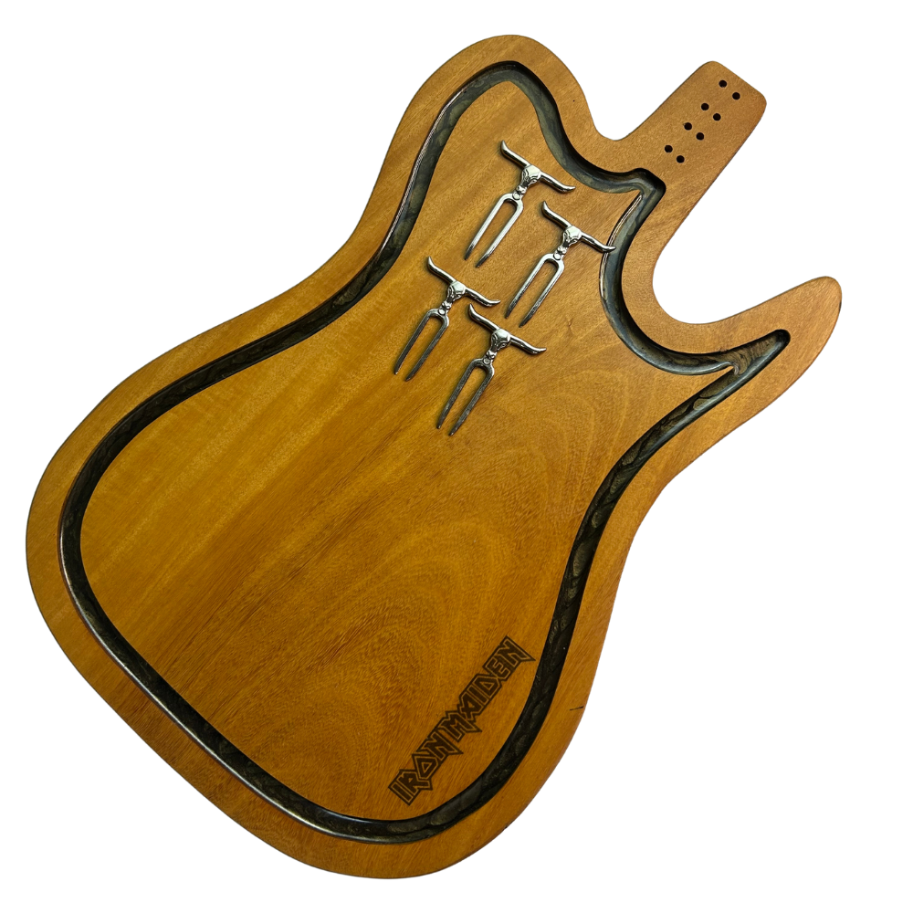 Tábua de Corte Artesanal Guitarra Iron Maiden - Madeira Nobre com Suporte Garfos - Coleção Rock Legends