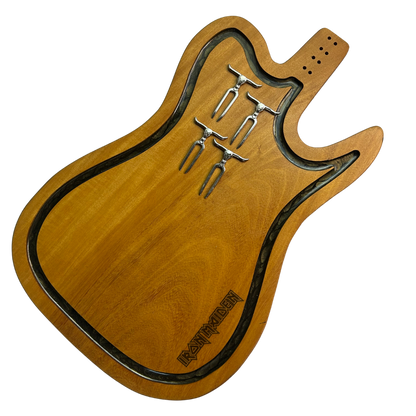 Tábua de Corte Artesanal Guitarra Iron Maiden - Madeira Nobre com Suporte Garfos - Coleção Rock Legends