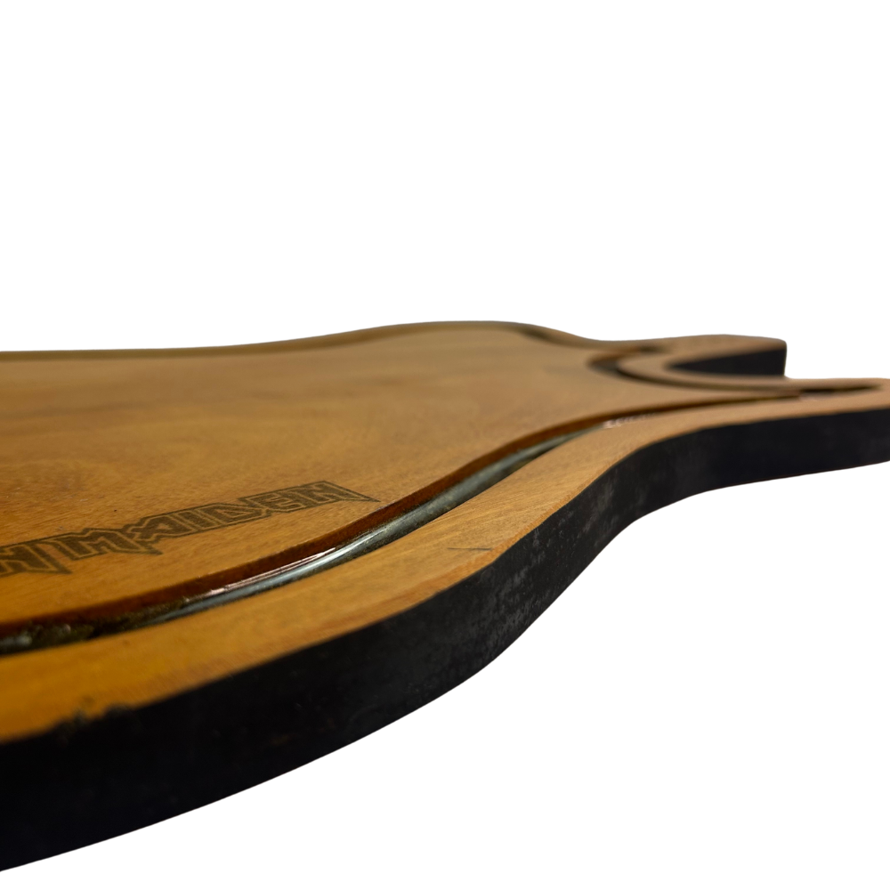 Tábua de Corte Artesanal Guitarra Iron Maiden - Madeira Nobre com Suporte Garfos - Coleção Rock Legends