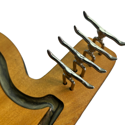 Tábua de Corte Artesanal Guitarra Iron Maiden - Madeira Nobre com Suporte Garfos - Coleção Rock Legends