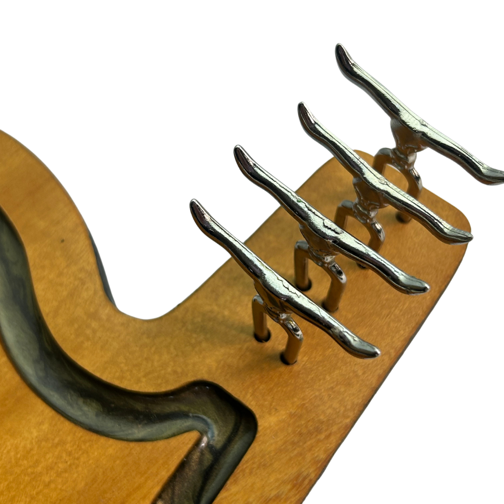 Tábua de Corte Artesanal Guitarra Black Sabbath - Madeira Nobre com Suporte Garfos - Coleção Rock Legends